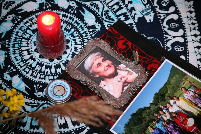 Ołtarz ze zdjęciem Babci Twylah