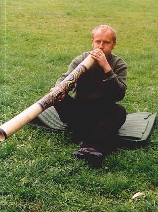 Damian Bobrouakk Zieliński gra na didżeridu